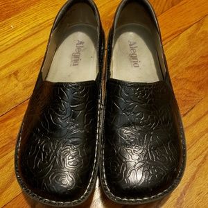 Alegria with Black Embossed Roses